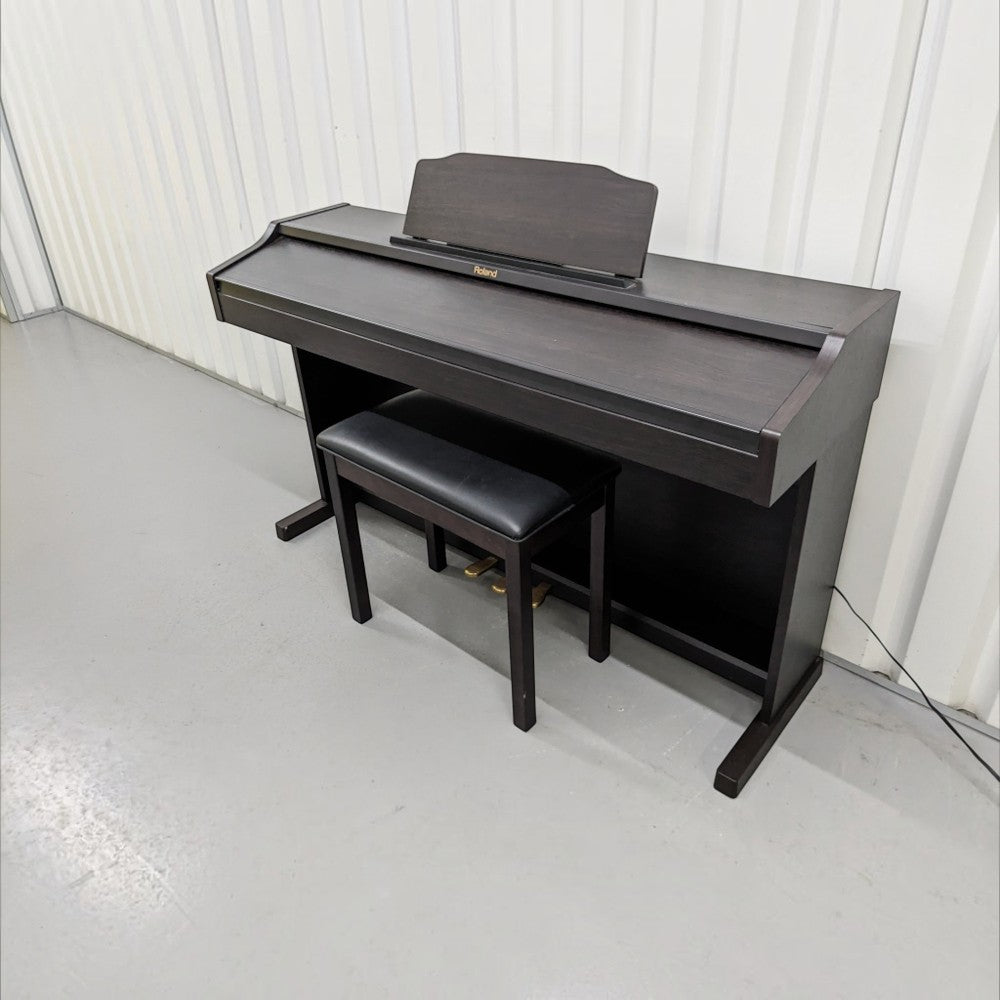 Đàn piano điện Roland RP401R màu nâu gỗ sang trọng tại TÂN NHẠC CỤ, thiết kế dáng tủ gọn gàng kèm ghế ngồi.