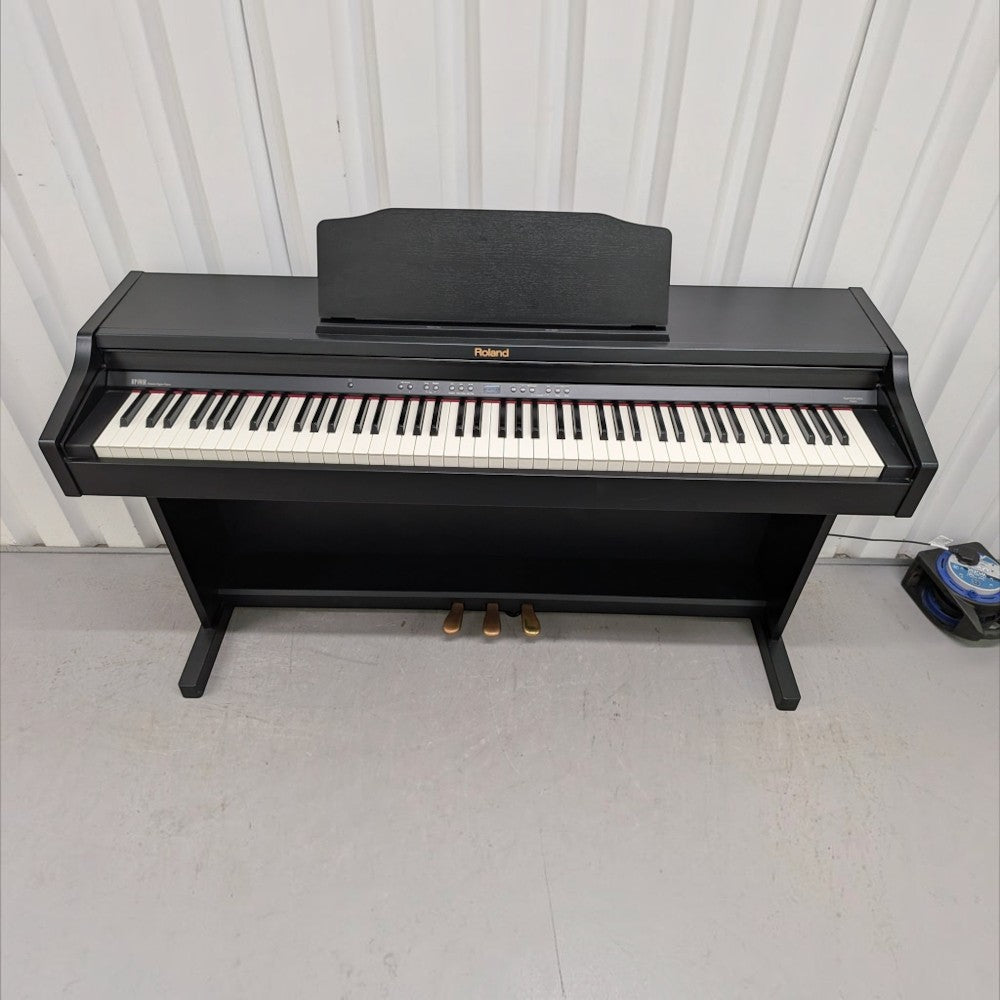 Đàn piano điện Roland RP401R màu đen dáng tủ tại TÂN NHẠC CỤ với bàn phím PHA-4 Standard và 3 pedal
