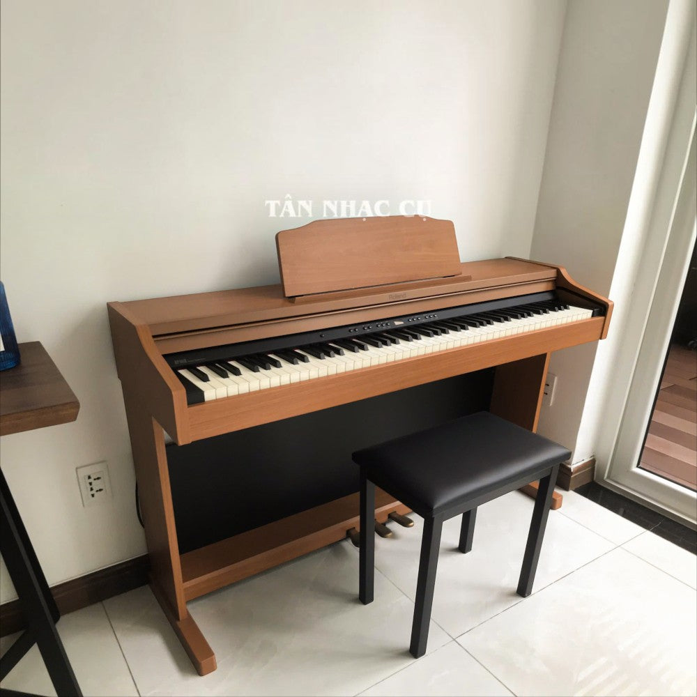 Đàn piano điện Roland RP401R dáng tủ màu gỗ nâu sang trọng tại TÂN NHẠC CỤ, kèm ghế đàn màu đen