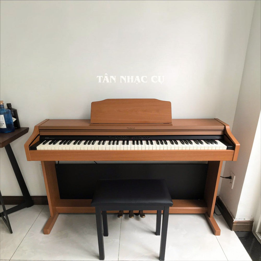 Đàn piano điện Roland RP401R màu gỗ tự nhiên với thiết kế dáng tủ sang trọng tại TÂN NHẠC CỤ
