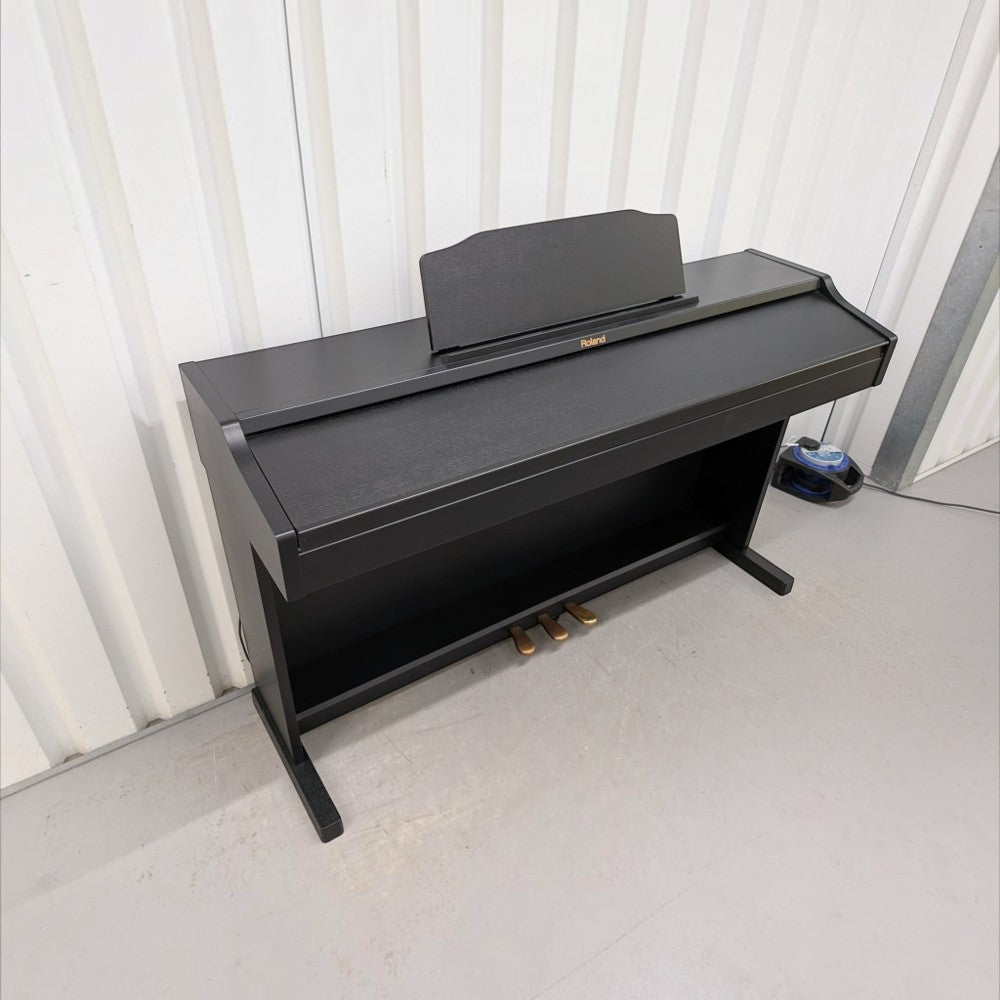 Đàn piano điện Roland RP401R màu đen dáng tủ tại TÂN NHẠC CỤ với thiết kế 88 phím PHA-4 sang trọng
