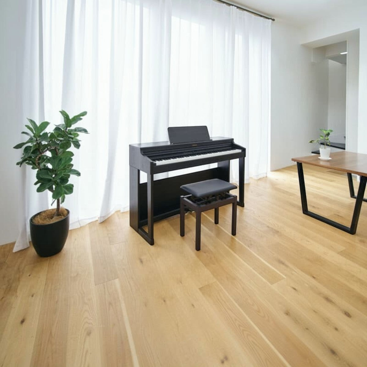 Đàn piano điện Roland RP701 dáng tủ màu đen sang trọng tại Tân Nhạc Cụ, đặt trong không gian phòng khách hiện đại.
