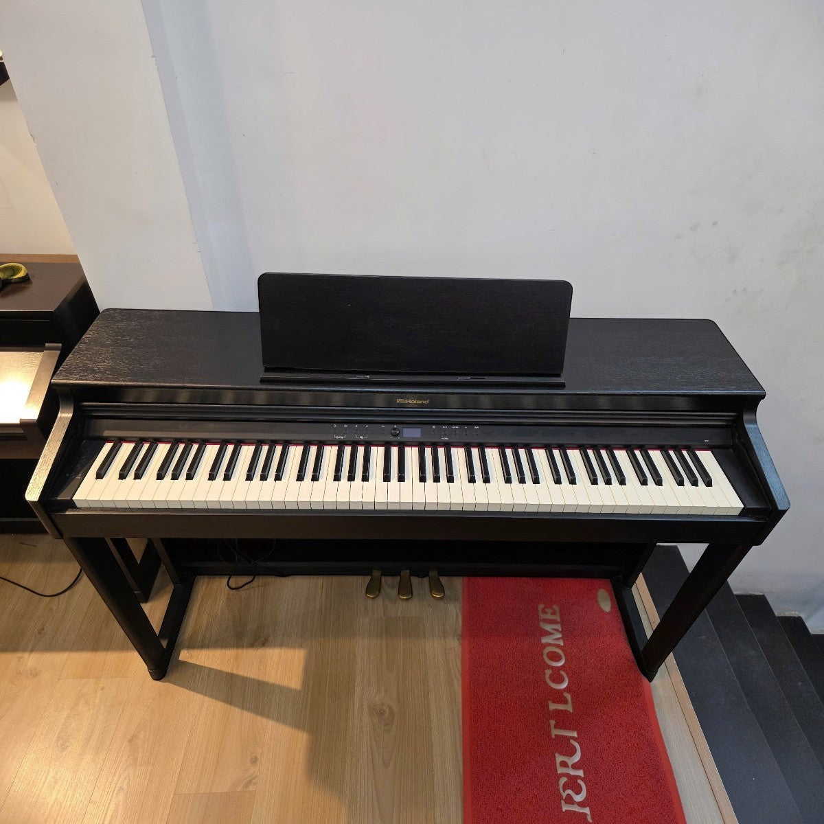 Đàn piano điện Roland RP701 màu đen dáng tủ sang trọng tại cửa hàng TÂN NHẠC CỤ