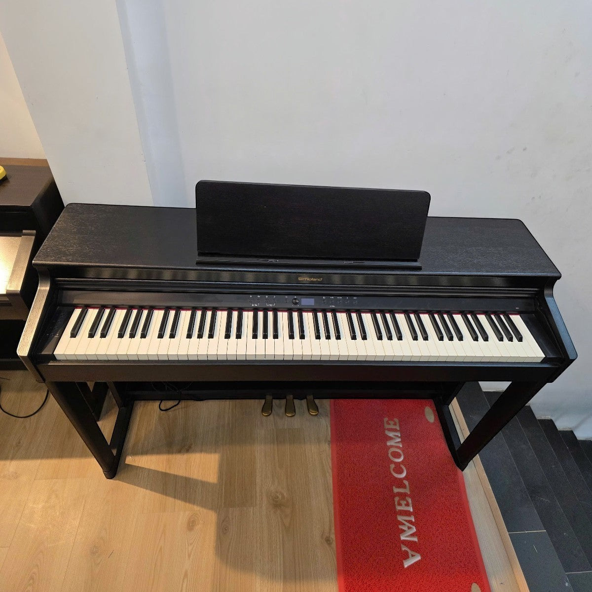 Đàn piano điện Roland RP701 màu đen dáng tủ tại cửa hàng TÂN NHẠC CỤ