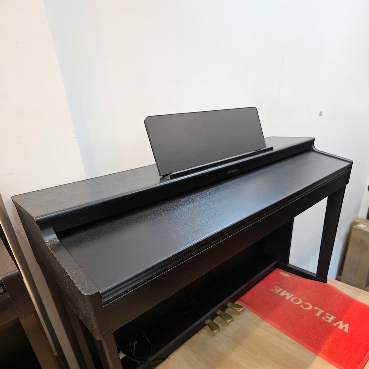 Đàn piano điện Roland RP701 màu đen dáng tủ sang trọng tại cửa hàng TÂN NHẠC CỤ