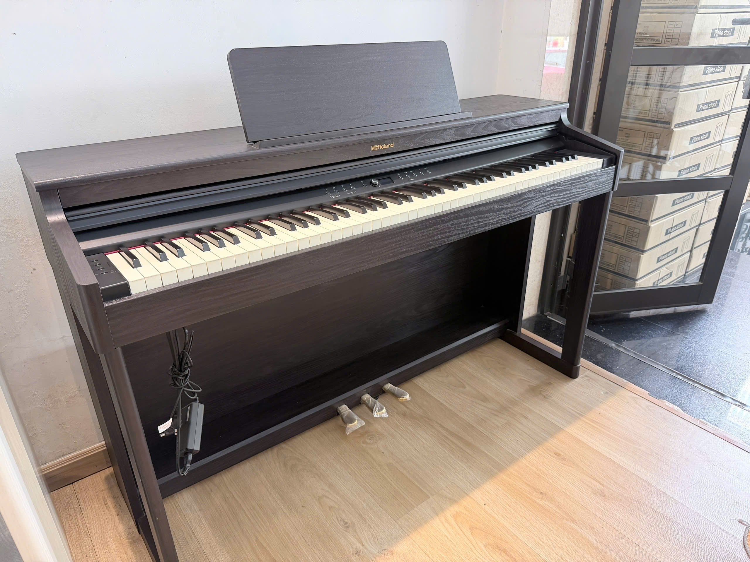 Đàn piano điện Roland RP701 màu gỗ đen sang trọng tại cửa hàng TÂN NHẠC CỤ