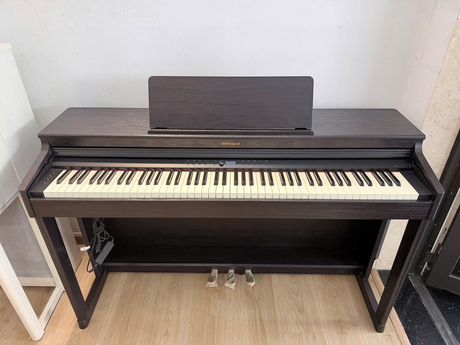 Đàn piano điện Roland RP701 màu gỗ tối tại cửa hàng TÂN NHẠC CỤ, thiết kế dáng tủ upright sang trọng