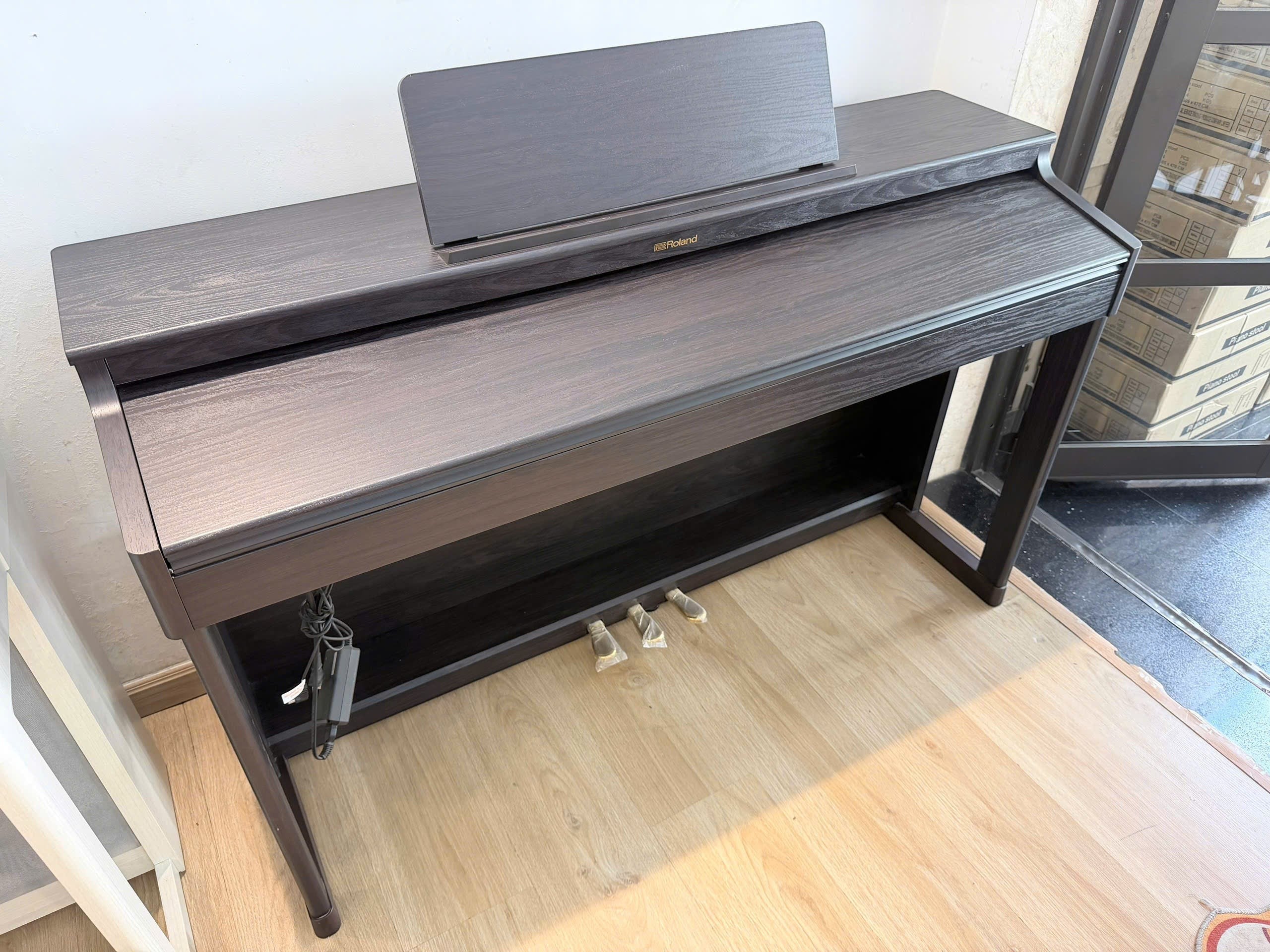 Đàn piano điện Roland RP701 màu gỗ tối tại showroom TÂN NHẠC CỤ, thiết kế dáng tủ upright sang trọng