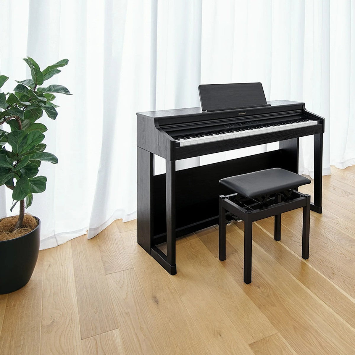 Đàn piano điện Roland RP701 màu đen dáng tủ sang trọng tại TÂN NHẠC CỤ, kèm ghế ngồi trong không gian phòng khách