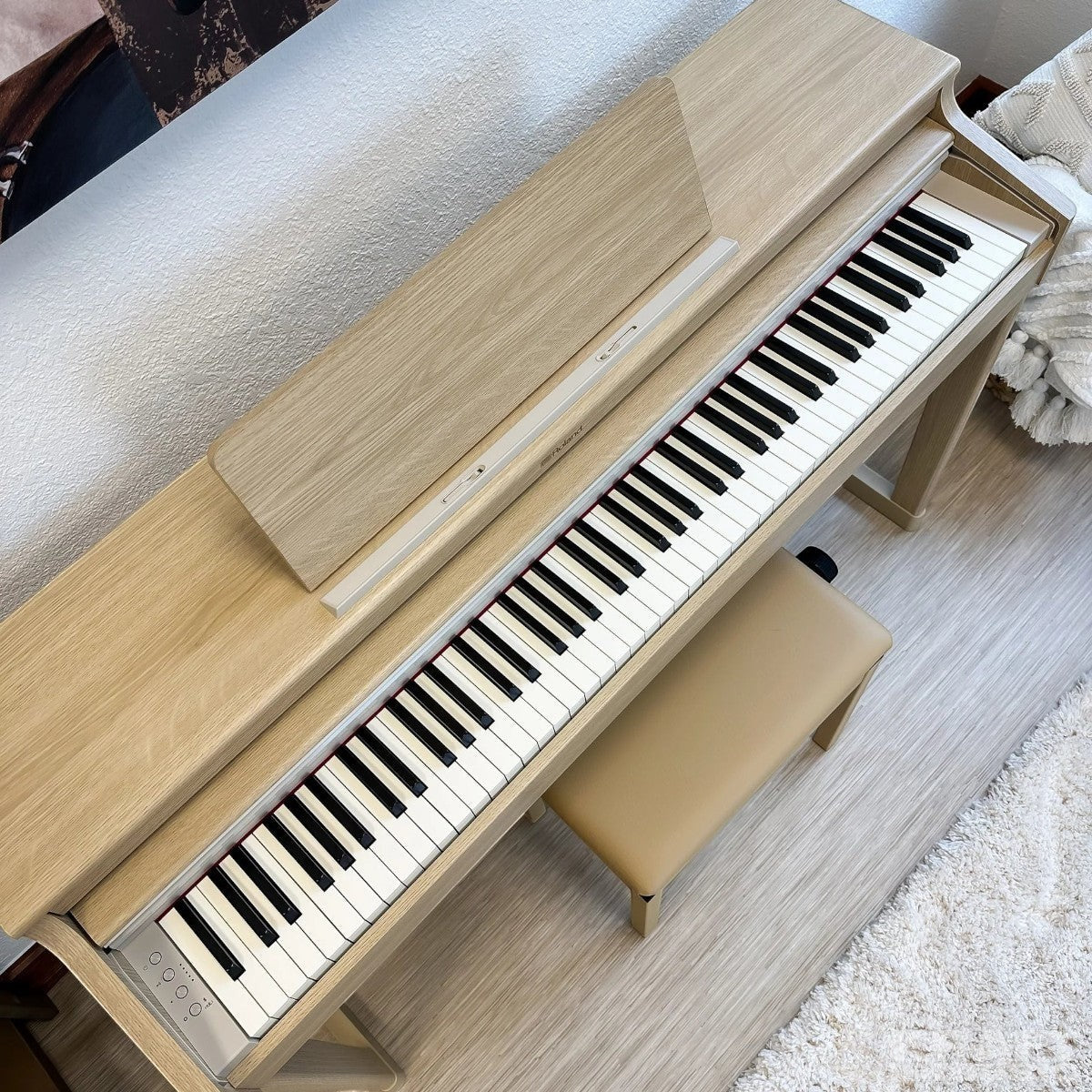Đàn piano điện Roland RP701 màu gỗ sáng thanh lịch tại TÂN NHẠC CỤ, thiết kế dáng tủ upright hiện đại và tinh tế.