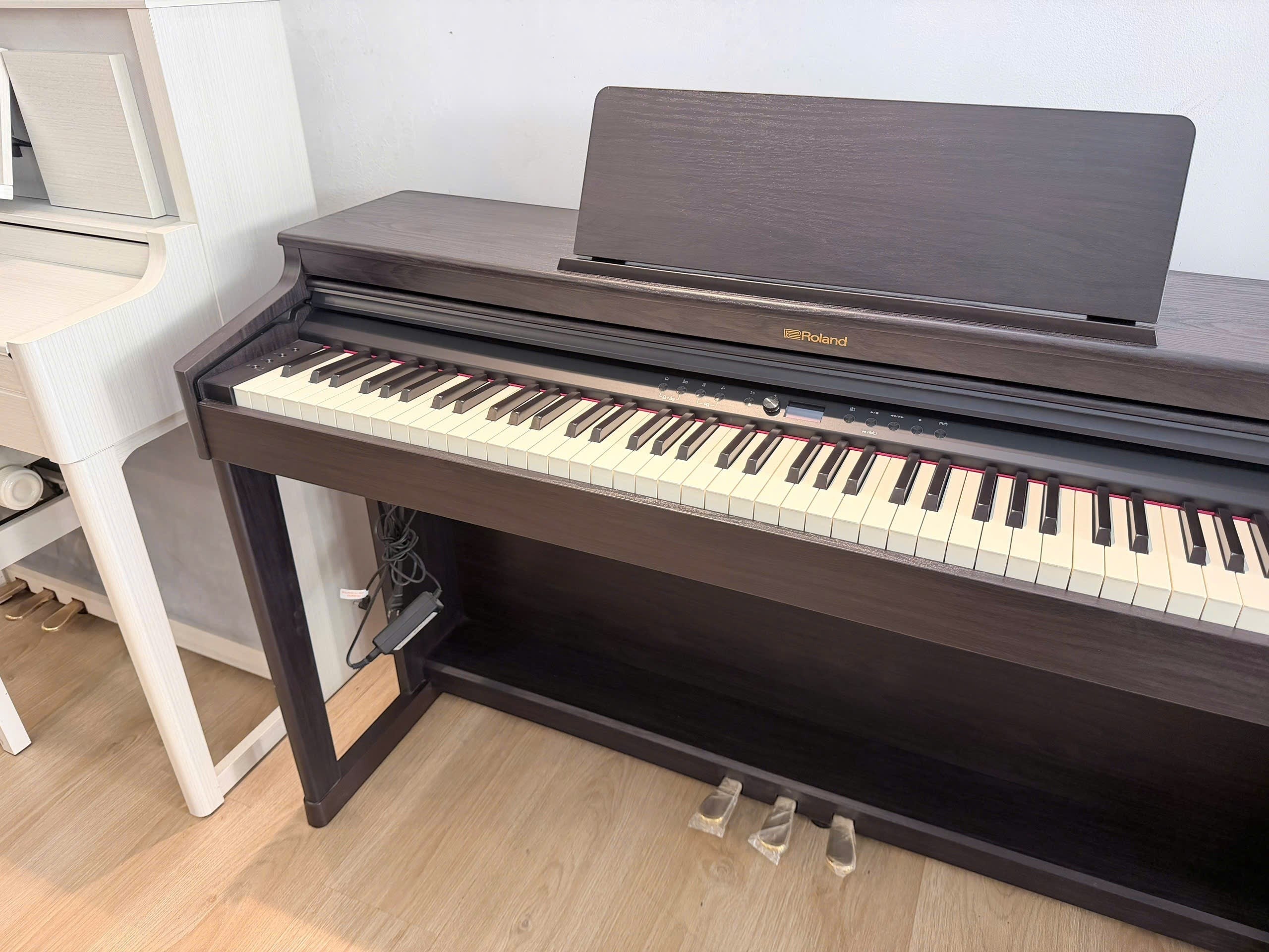 Đàn piano điện Roland RP701 màu nâu gỗ dáng tủ upright tại cửa hàng TÂN NHẠC CỤ