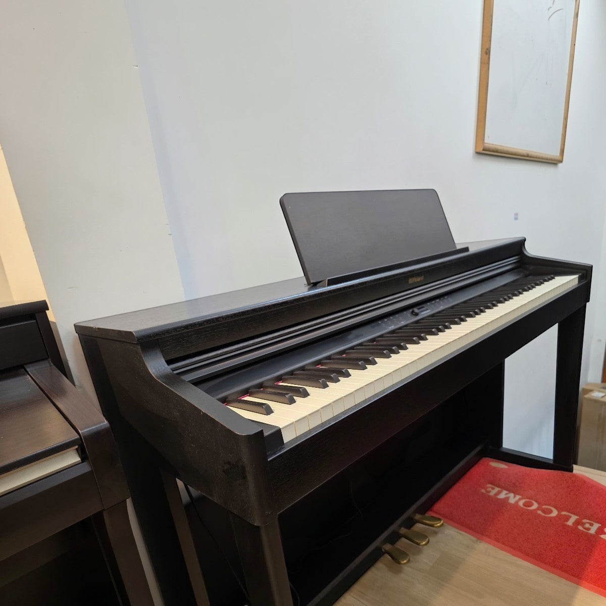 Đàn piano điện Roland RP701 dáng tủ màu đen sang trọng tại cửa hàng TÂN NHẠC CỤ