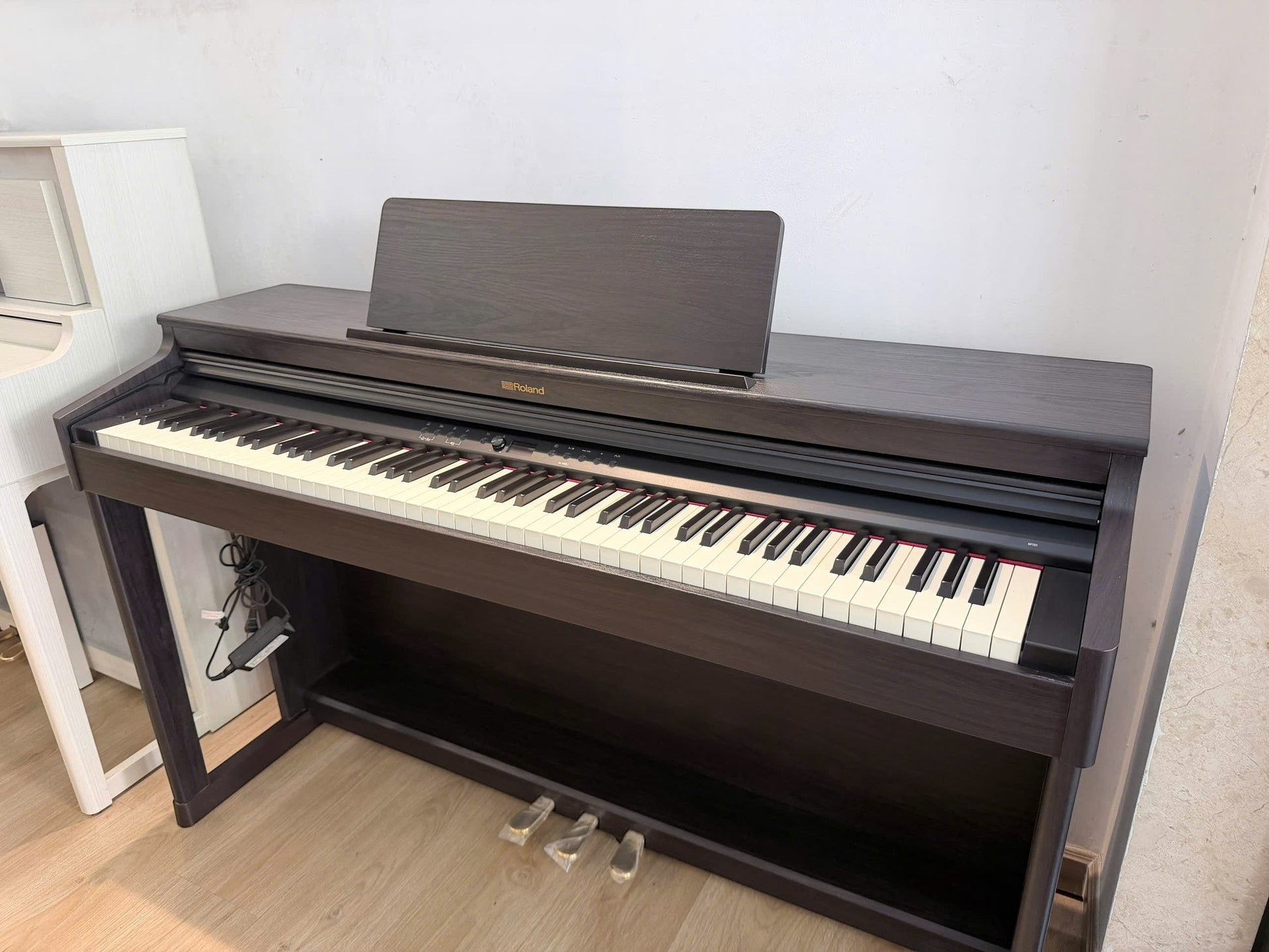 Đàn piano điện Roland RP701 màu đen vân gỗ tại cửa hàng TÂN NHẠC CỤ, thiết kế dáng tủ upright sang trọng