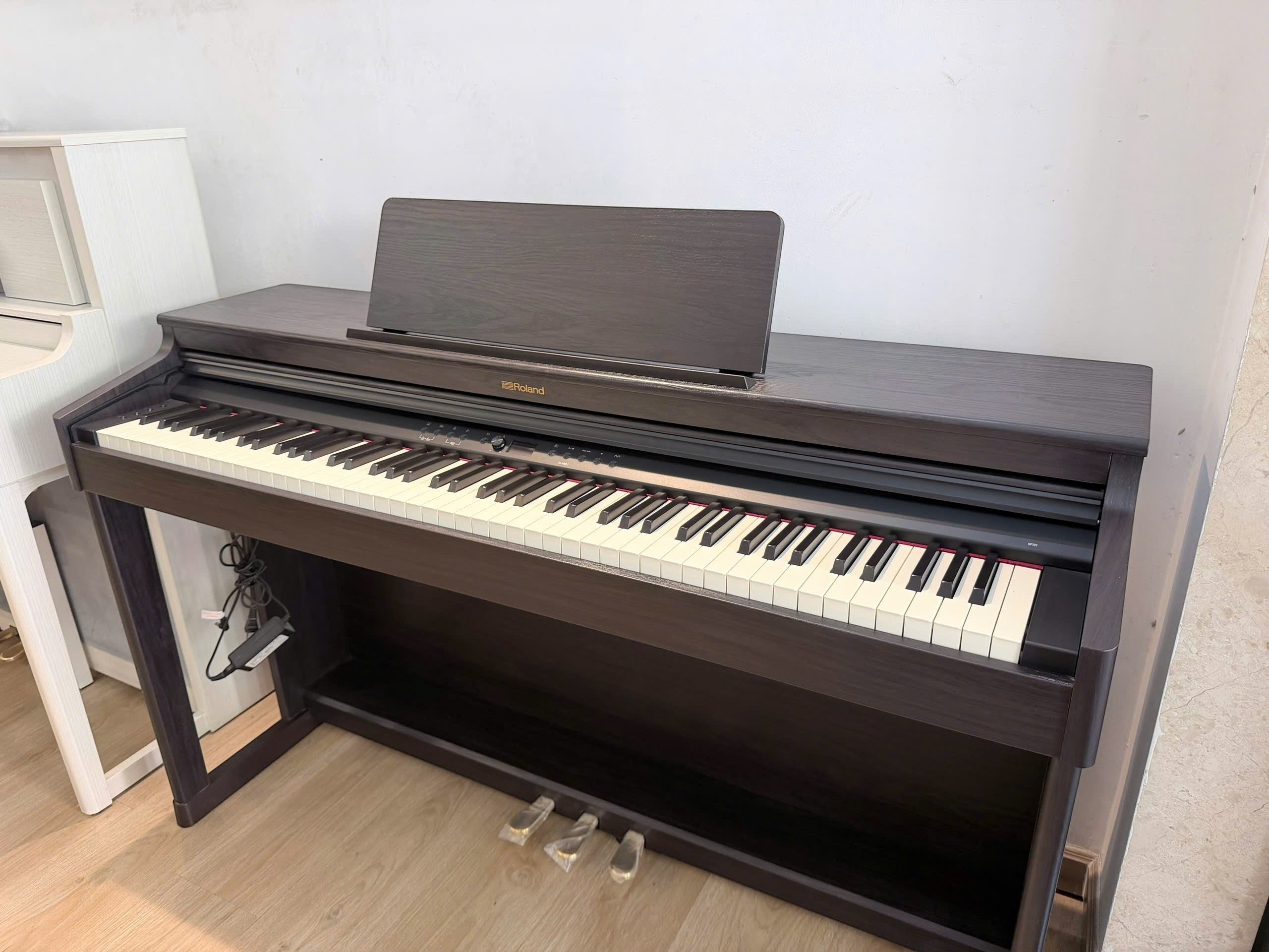 Đàn piano điện Roland RP701 màu đen vân gỗ tại cửa hàng TÂN NHẠC CỤ, thiết kế dáng tủ upright sang trọng