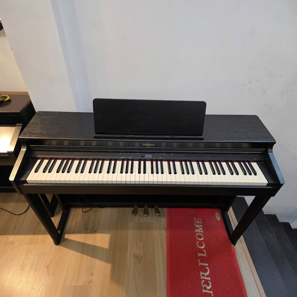 Đàn piano điện Roland RP701 màu đen dáng tủ tại cửa hàng TÂN NHẠC CỤ