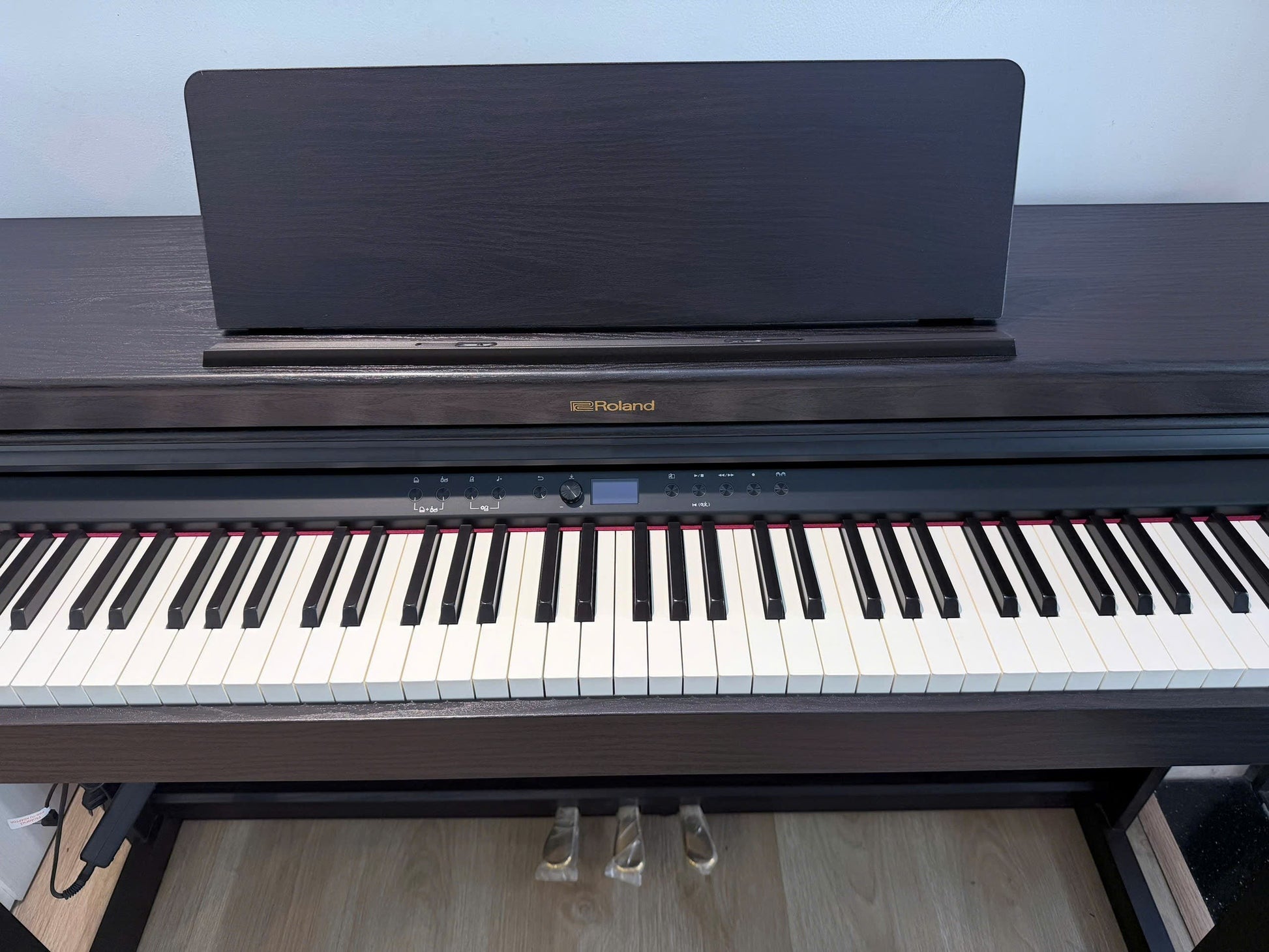 Đàn piano điện Roland RP701 màu đen sang trọng tại TÂN NHẠC CỤ, thiết kế dáng tủ upright với bàn phím PHA-4
