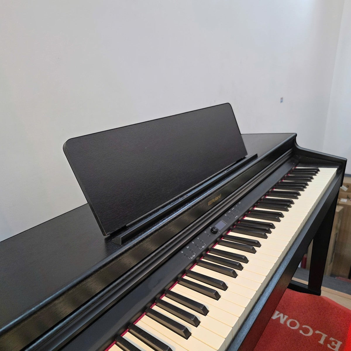 Đàn piano điện Roland RP701 màu đen dáng tủ tại TÂN NHẠC CỤ với bàn phím búa PHA-4 và nắp phím trượt thanh lịch