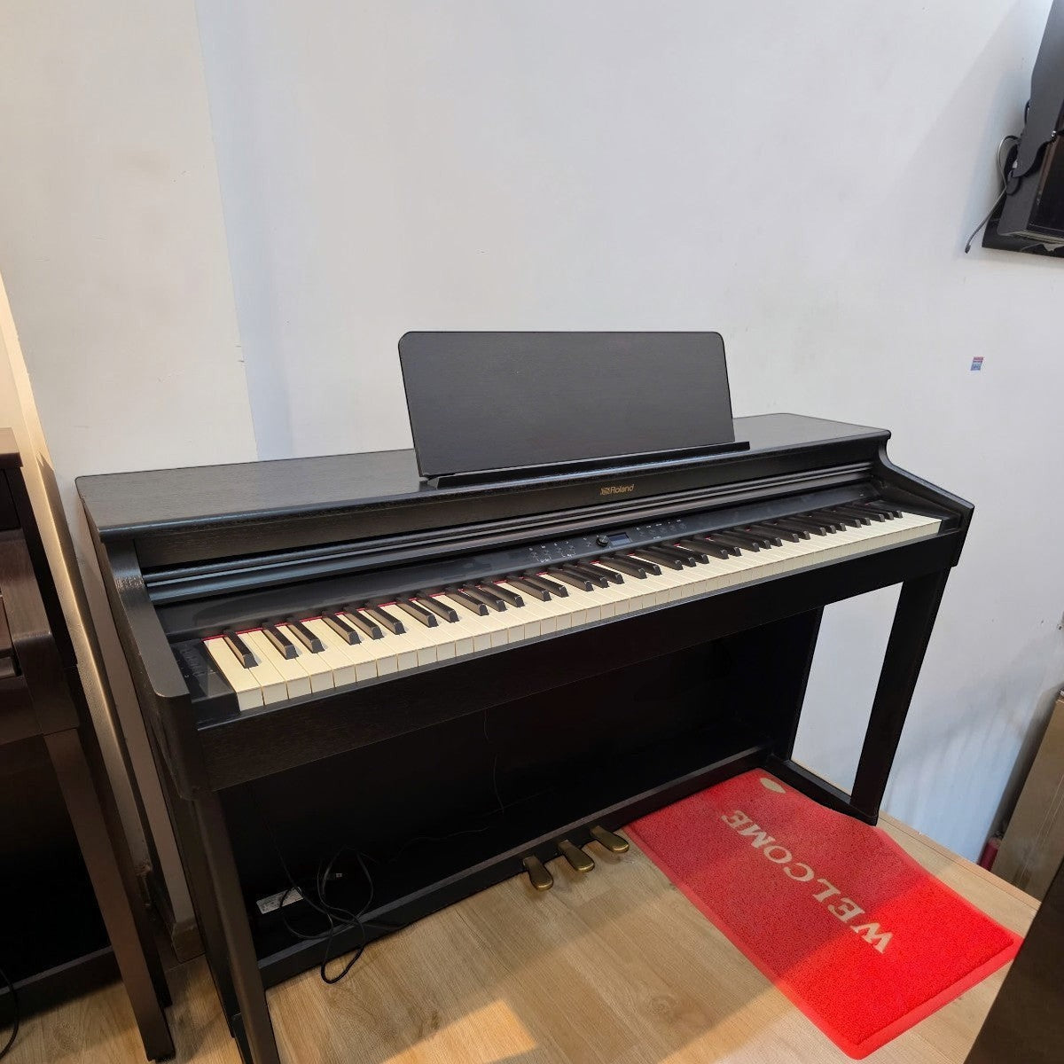 Đàn piano điện Roland RP701 dáng tủ màu đen sang trọng tại cửa hàng TÂN NHẠC CỤ