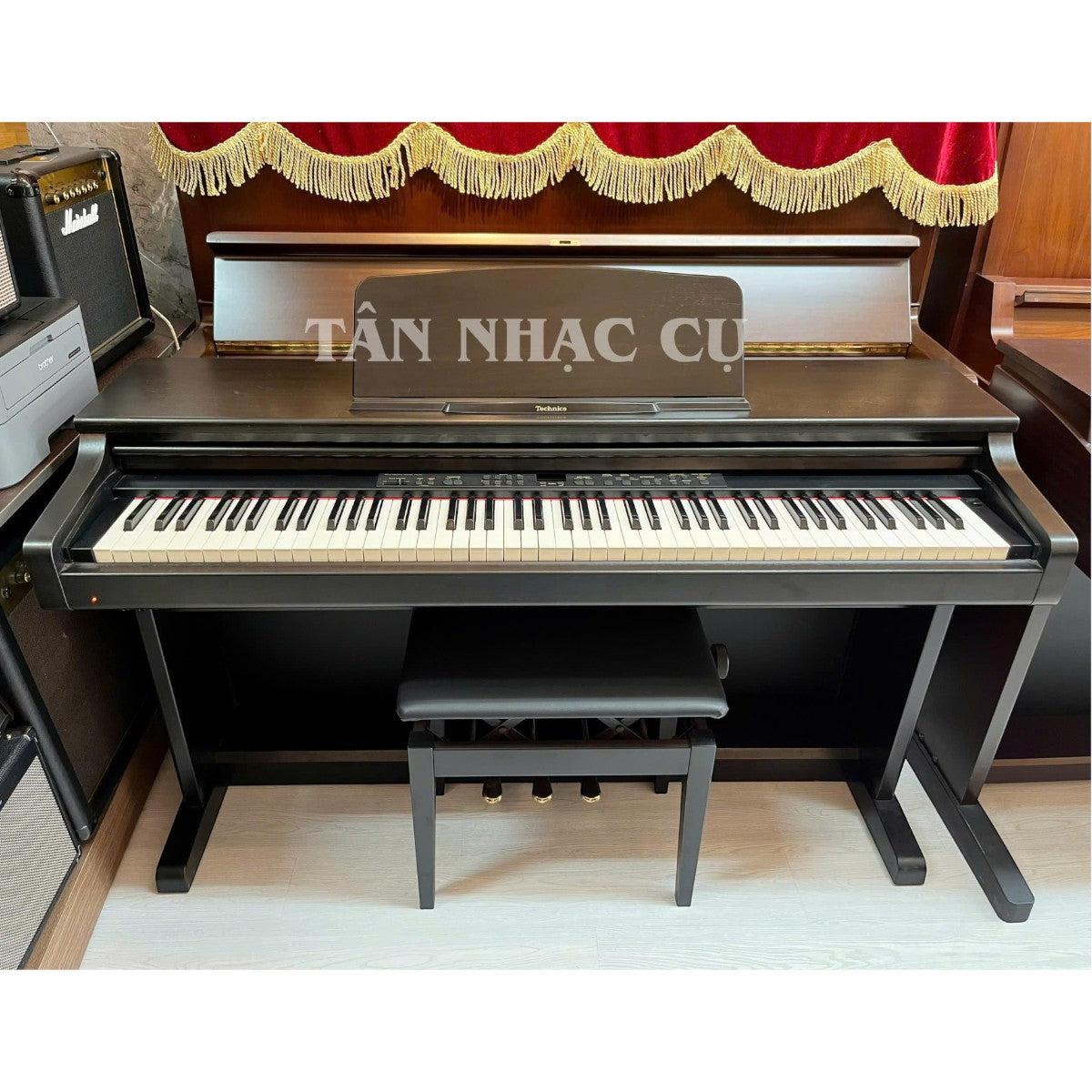 Đàn piano điện dáng tủ Technics PX105 màu nâu gỗ sang trọng tại TÂN NHẠC CỤ, thiết kế 88 phím chuẩn kèm ghế ngồi.