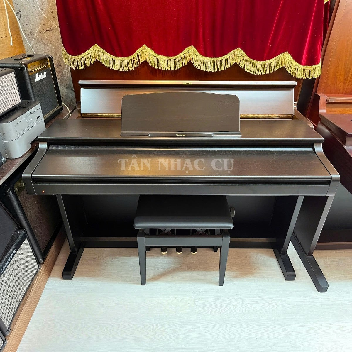 Đàn piano điện dáng tủ Technics PX105 màu đen sang trọng tại TÂN NHẠC CỤ, thiết kế cổ điển với ghế đàn đi kèm.