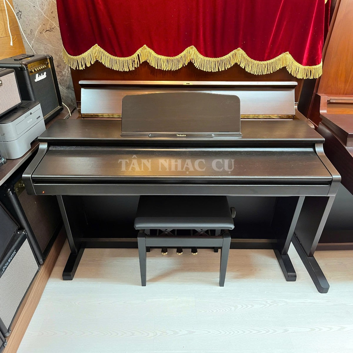 Đàn piano điện dáng tủ Technics PX105 màu đen sang trọng tại TÂN NHẠC CỤ, thiết kế cổ điển với ghế đàn đi kèm.