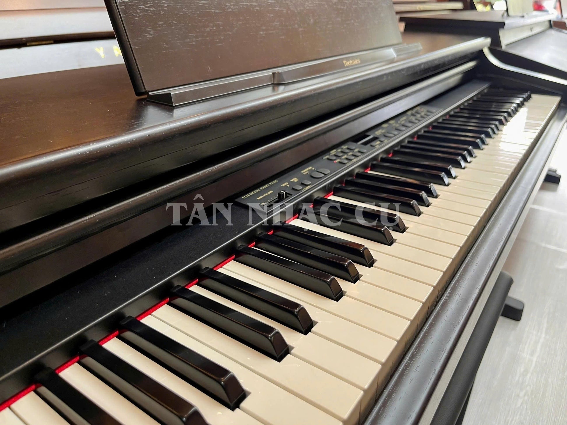 Đàn piano điện Technics PX105 dáng tủ màu nâu gỗ sang trọng tại TÂN NHẠC CỤ, góc nhìn cận cảnh bàn phím 88 phím
