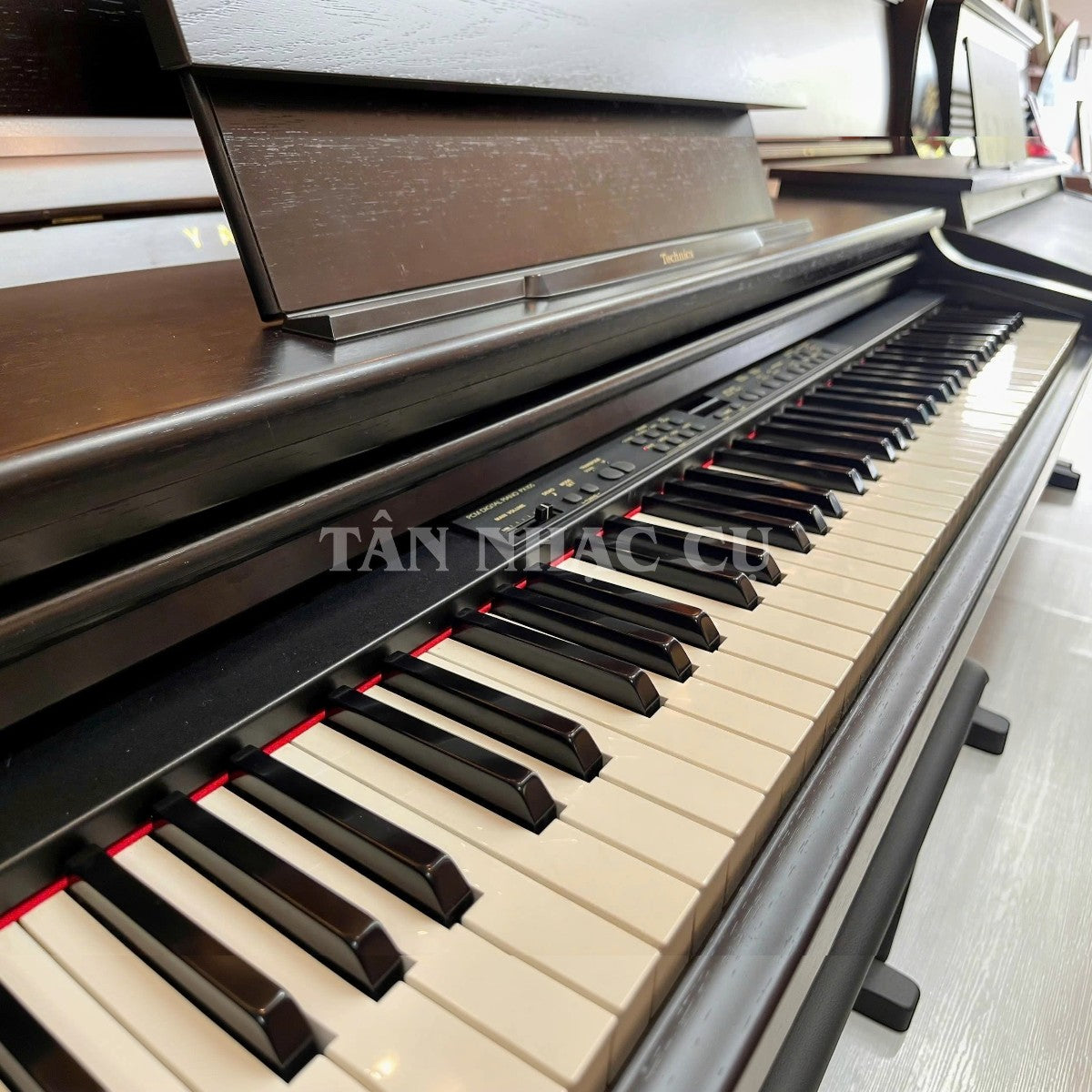 Đàn piano điện Technics PX105 dáng tủ màu nâu gỗ sang trọng tại TÂN NHẠC CỤ, góc nhìn cận cảnh bàn phím 88 phím