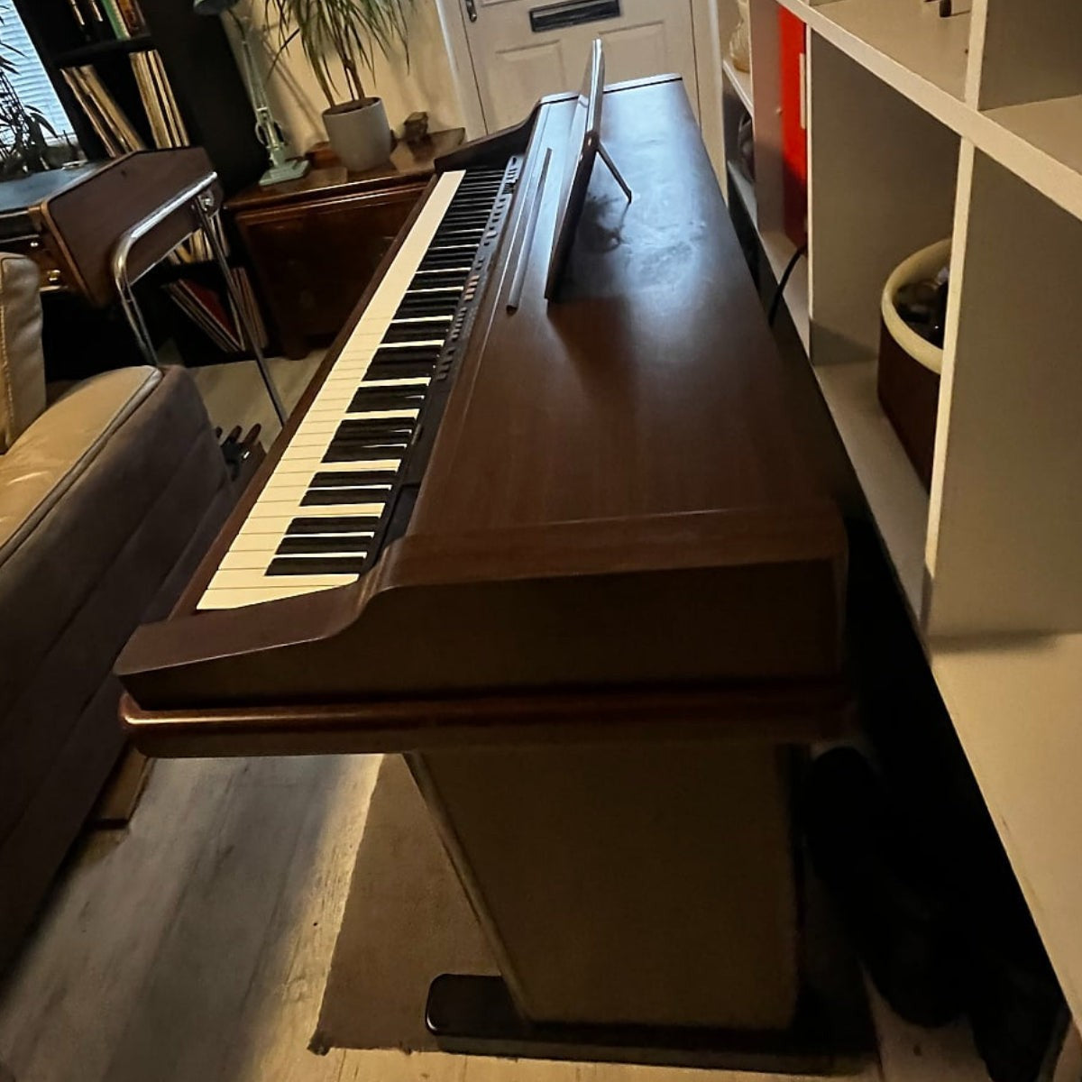 Đàn piano điện Technics SX-PR270 màu nâu gỗ dáng tủ tại TÂN NHẠC CỤ, thiết kế 88 phím búa cổ điển.