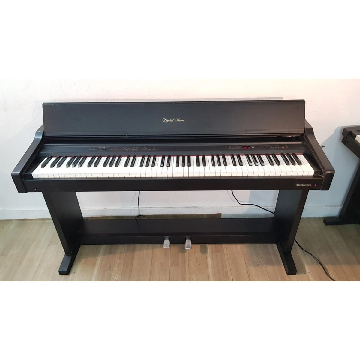 Đàn piano điện TÂN NHẠC CỤ Technics SX-PX30 màu đen dáng tủ với 88 phím búa đàn và nắp trượt bảo vệ