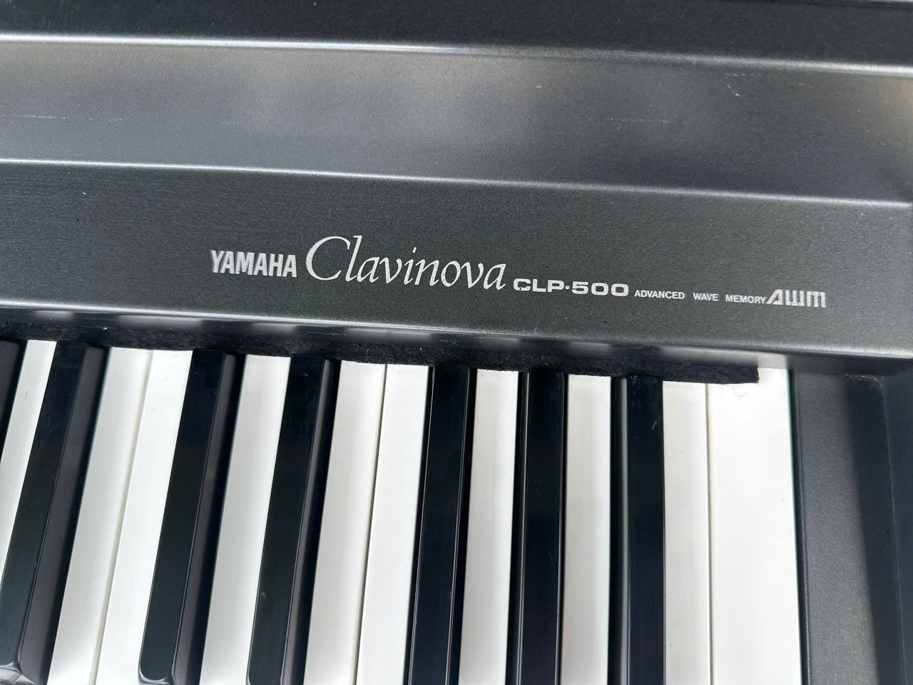 Đàn piano điện Yamaha Clavinova CLP-500 cũ tại Tân Nhạc Cụ với bàn phím 88 phím tiêu chuẩn