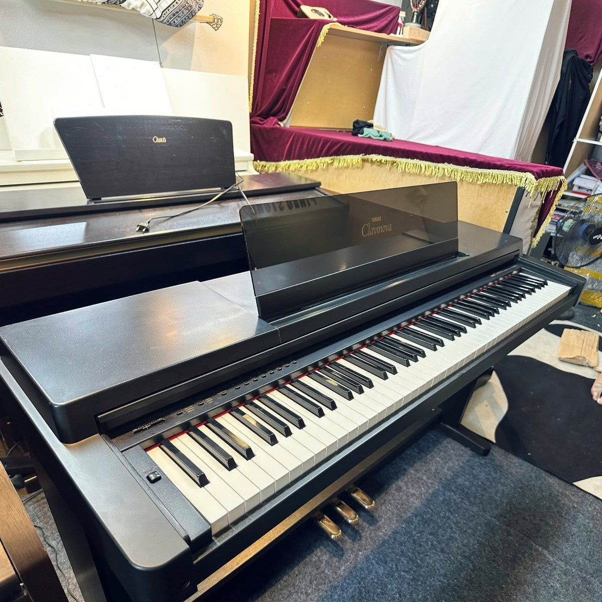 Đàn piano điện Yamaha CLP-570 cũ dáng tủ màu đen sang trọng tại cửa hàng TÂN NHẠC CỤ