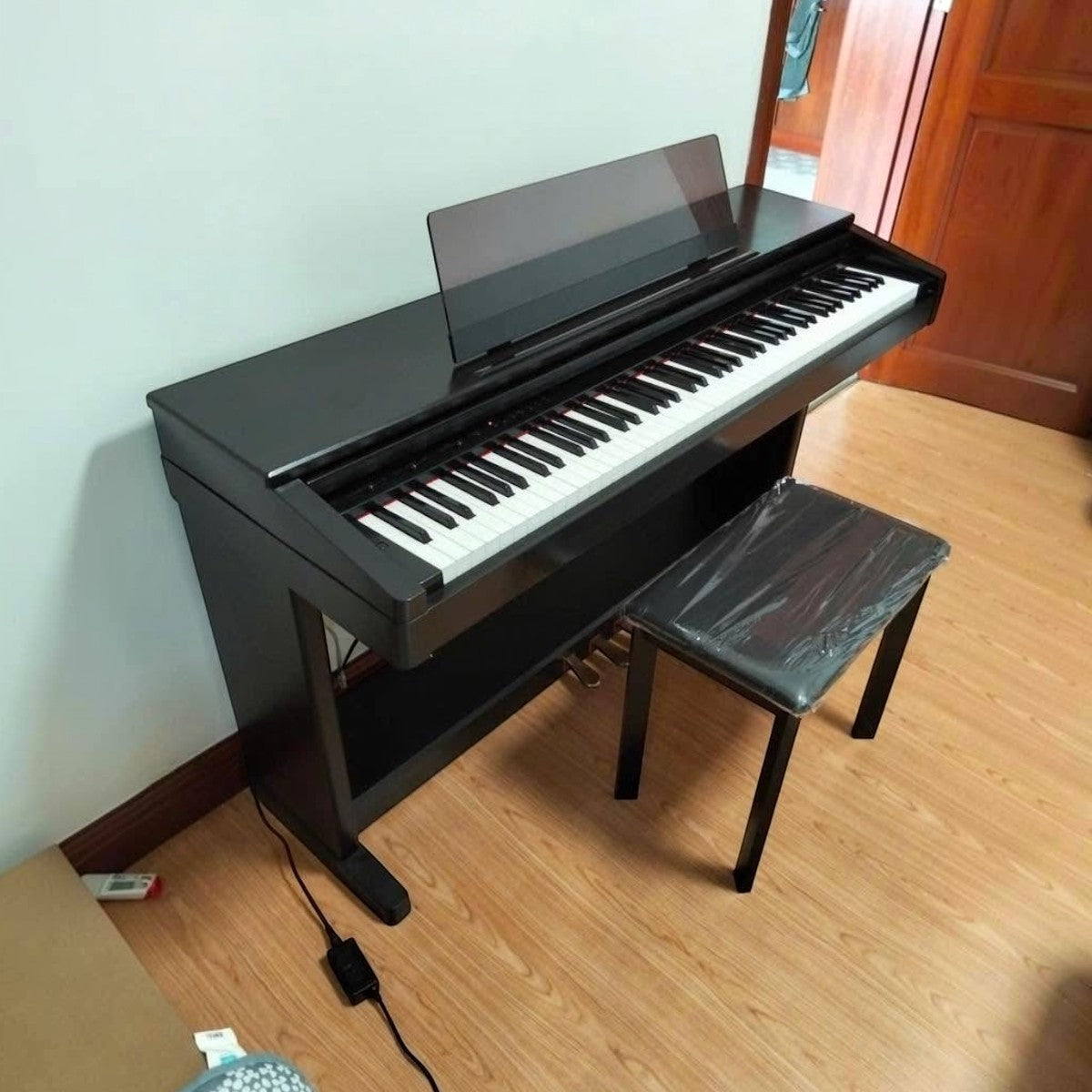 Đàn piano điện Yamaha CLP-570 màu đen dáng tủ sang trọng tại TÂN NHẠC CỤ, kèm ghế ngồi bọc nilon