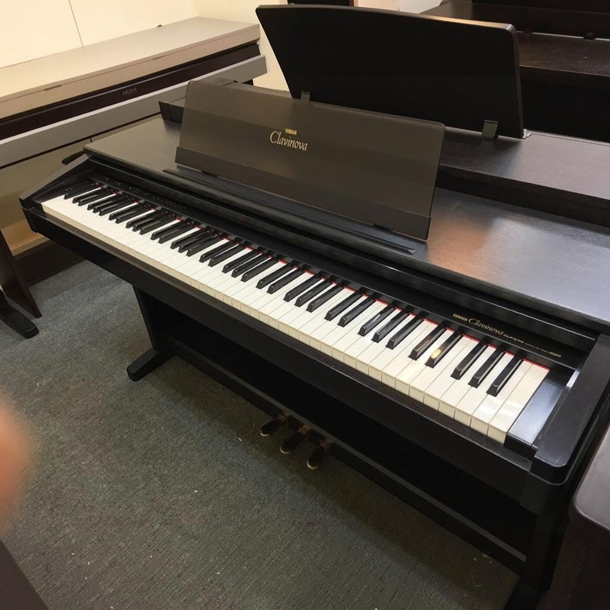 Đàn piano điện Yamaha Clavinova CLP-570 dáng tủ màu đen sang trọng tại Tân Nhạc Cụ