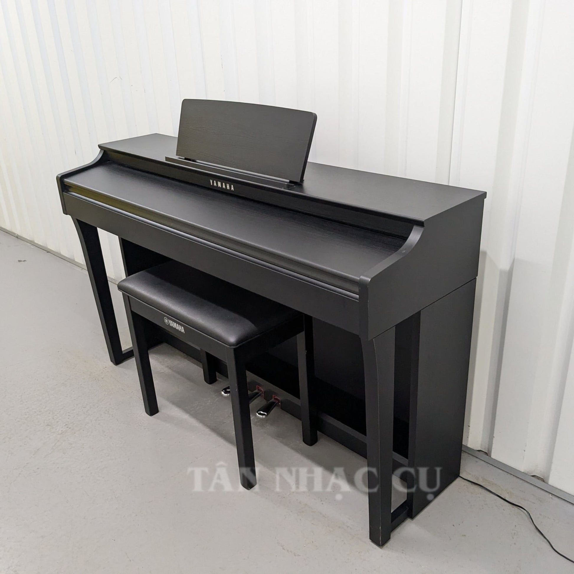 Đàn piano điện Yamaha CLP-625 màu đen sang trọng tại Tân Nhạc Cụ, thiết kế dáng tủ hiện đại với ghế đàn đi kèm.