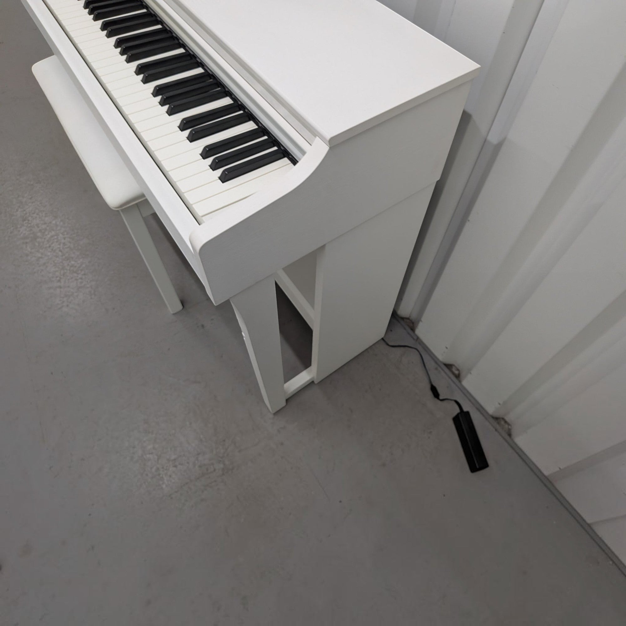 Đàn piano điện Yamaha CLP-625 màu trắng sang trọng tại TÂN NHẠC CỤ với thiết kế dáng tủ hiện đại và tinh tế
