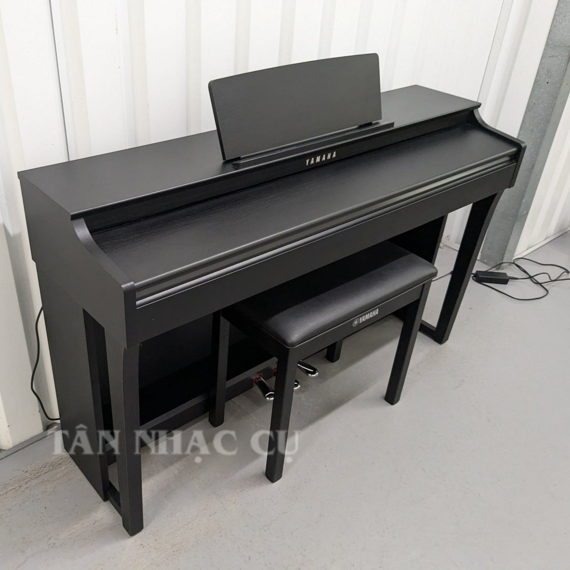 Đàn piano điện Yamaha CLP-625 màu đen sang trọng tại Tân Nhạc Cụ, thiết kế dáng tủ hiện đại với ghế đi kèm.