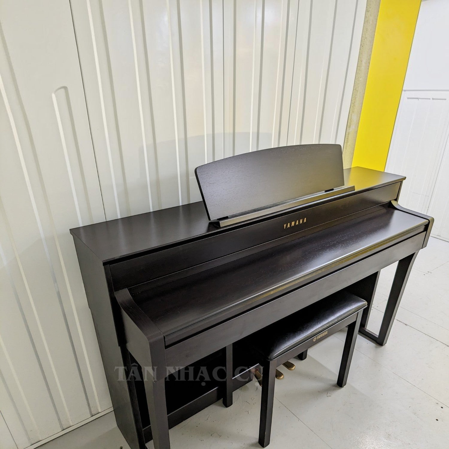 Đàn piano điện Yamaha CLP-645 màu đen sang trọng tại Tân Nhạc Cụ với thiết kế dáng tủ hiện đại và bàn phím gỗ NWX
