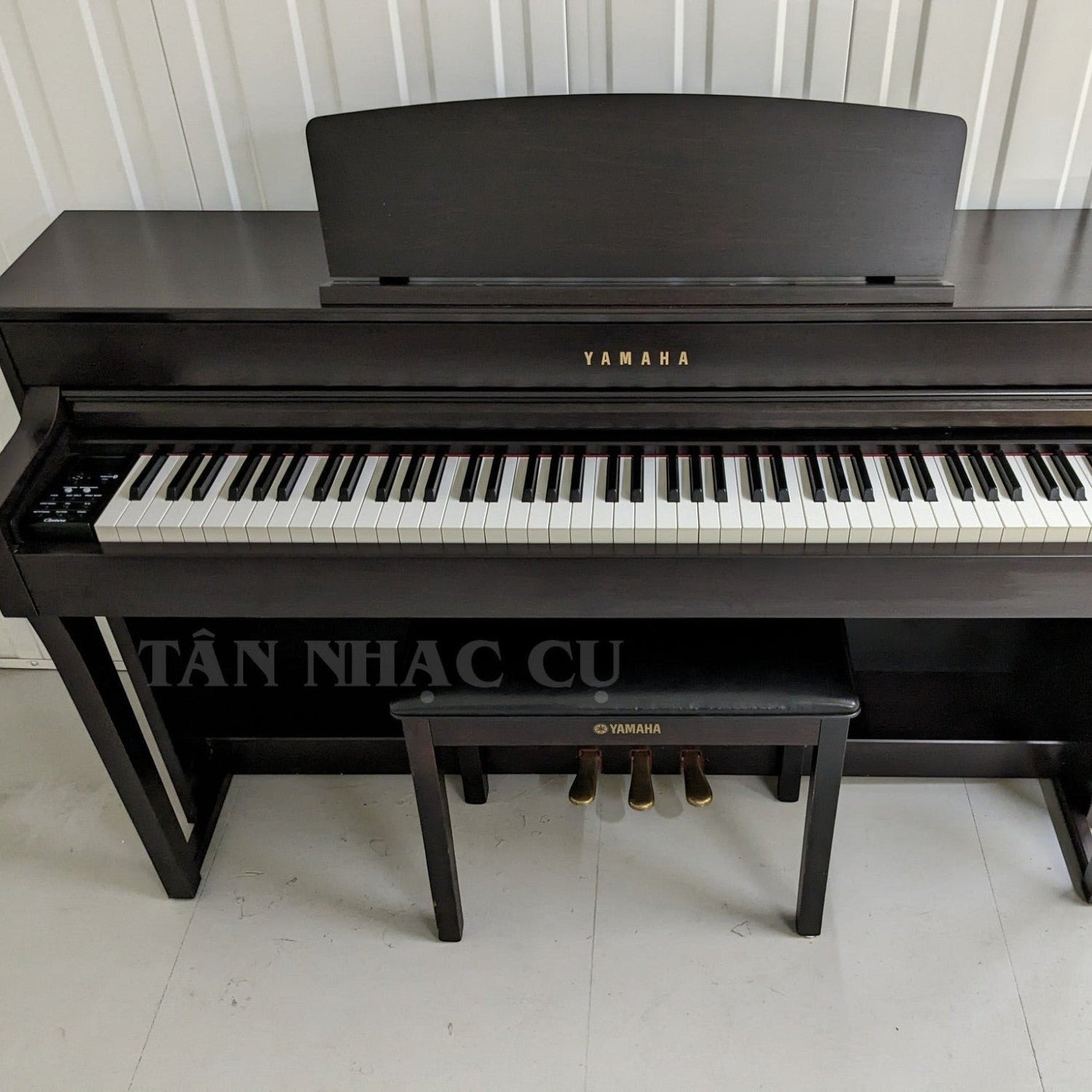 Đàn piano điện TÂN NHẠC CỤ Yamaha CLP-645 màu đen với bàn phím gỗ NWX và ghế đàn đi kèm