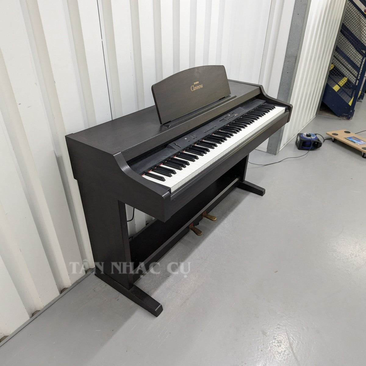 Đàn piano điện Yamaha CLP-820 Clavinova dáng tủ màu nâu gỗ sang trọng tại cửa hàng TÂN NHẠC CỤ