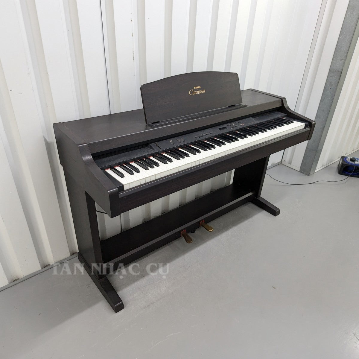 Đàn piano điện TÂN NHẠC CỤ Yamaha CLP-820 dáng tủ màu nâu gỗ sang trọng với bàn phím búa Hammer Effect