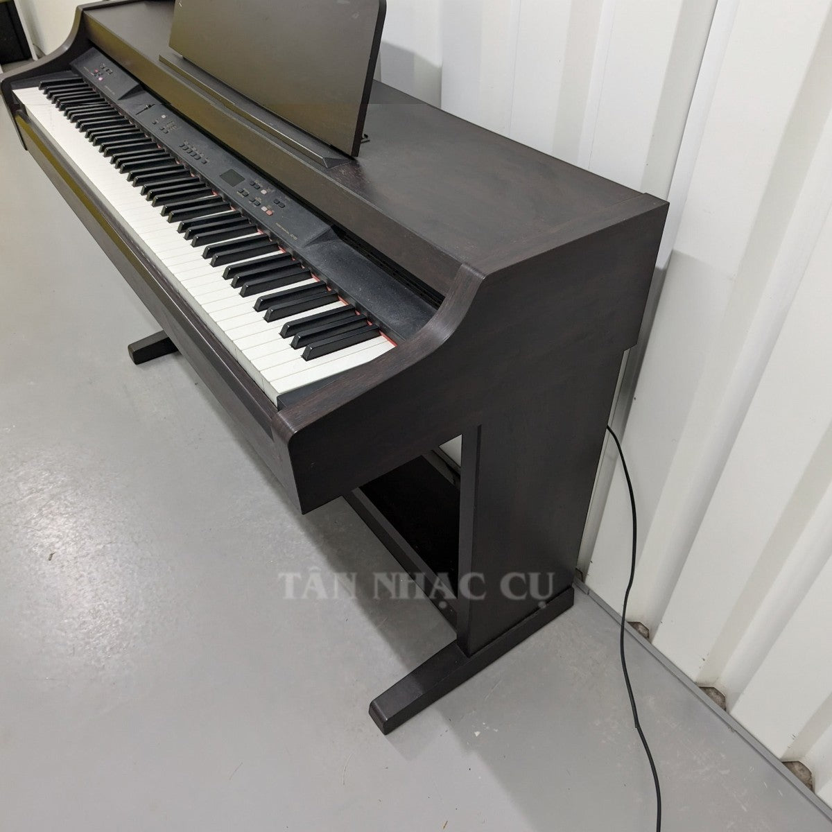 Đàn piano điện TÂN NHẠC CỤ Yamaha CLP-820 dáng tủ màu nâu gỗ sang trọng với bàn phím búa Hammer Effect