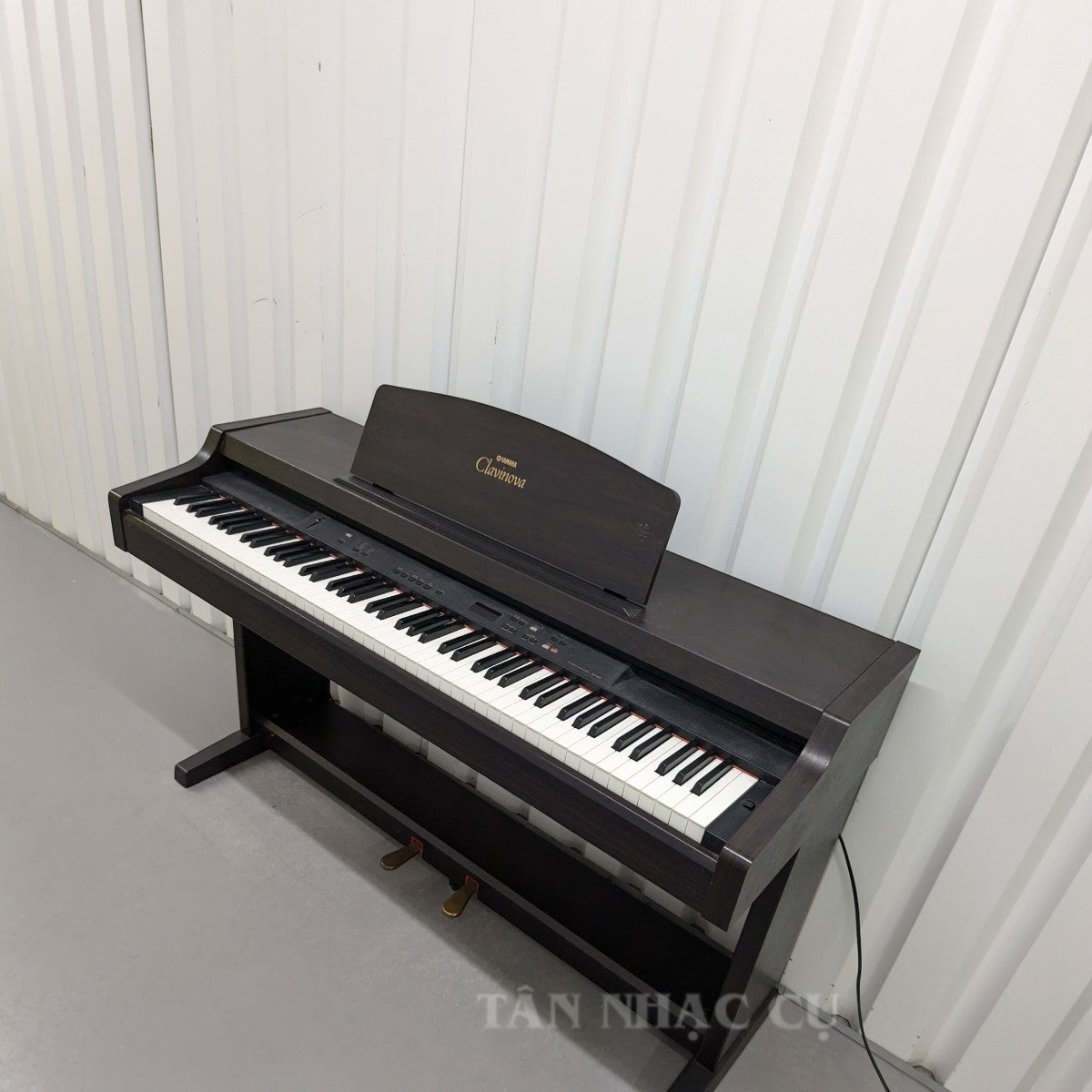 Đàn piano điện Yamaha CLP-820 dáng tủ màu nâu gỗ sang trọng tại TÂN NHẠC CỤ