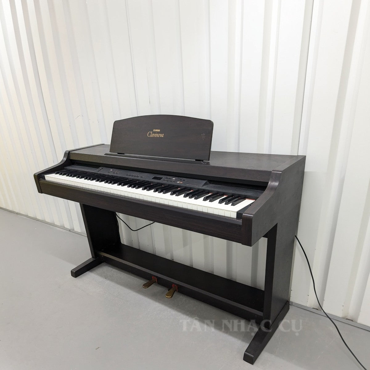 Đàn piano điện Yamaha Clavinova CLP-820 dáng tủ màu nâu gỗ sang trọng tại Tân Nhạc Cụ