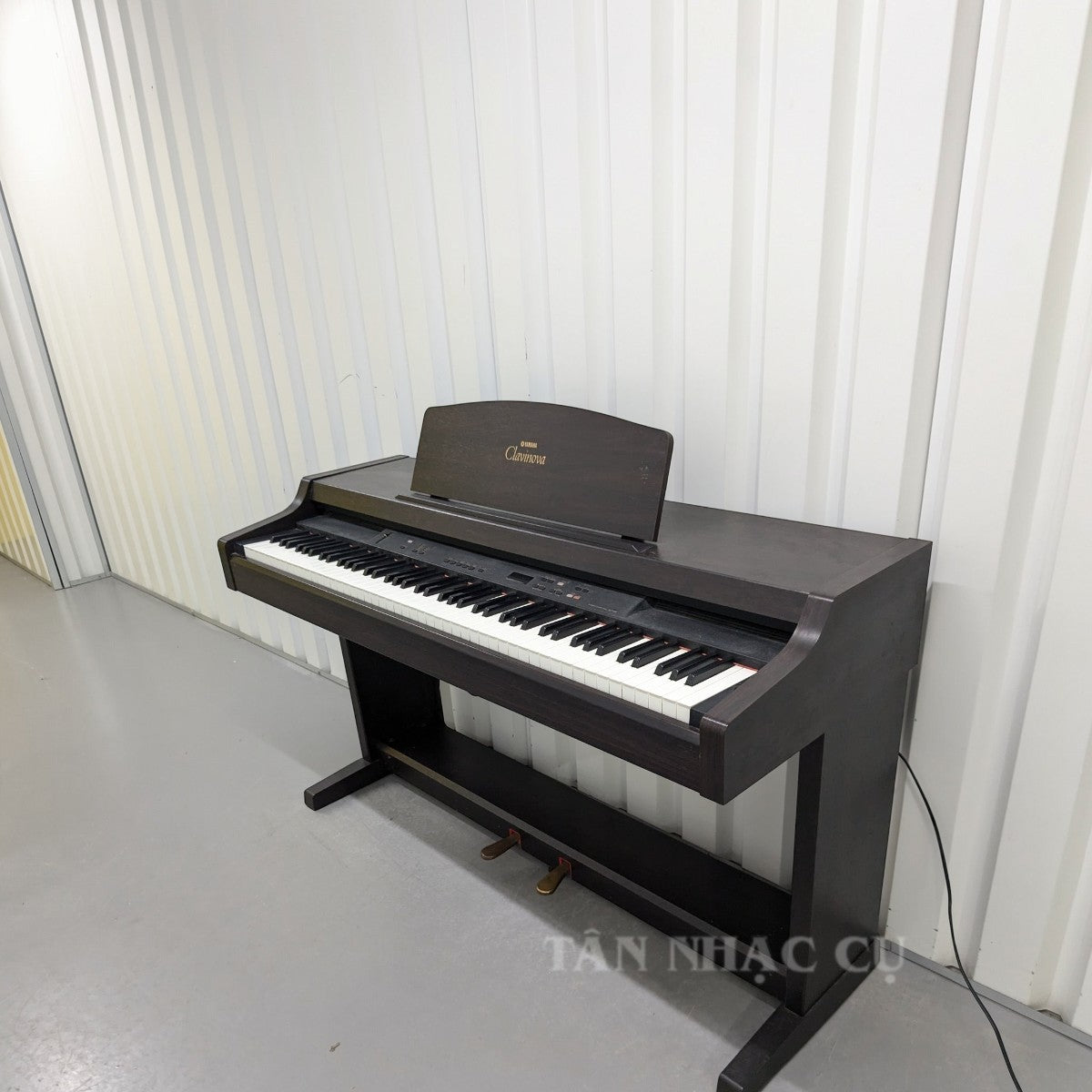 Đàn piano điện TÂN NHẠC CỤ Yamaha CLP-820 dáng tủ màu nâu gỗ sang trọng với bàn phím búa Hammer Effect