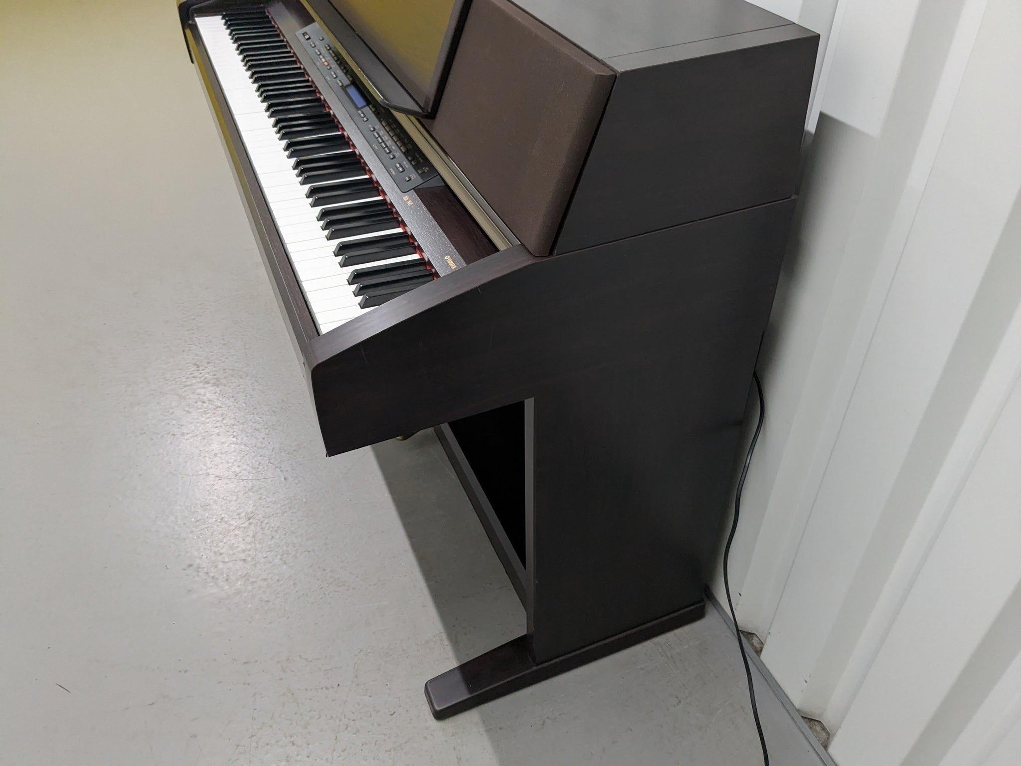 Đàn piano điện Yamaha CLP-970 màu gỗ tối sang trọng tại cửa hàng Tân Nhạc Cụ