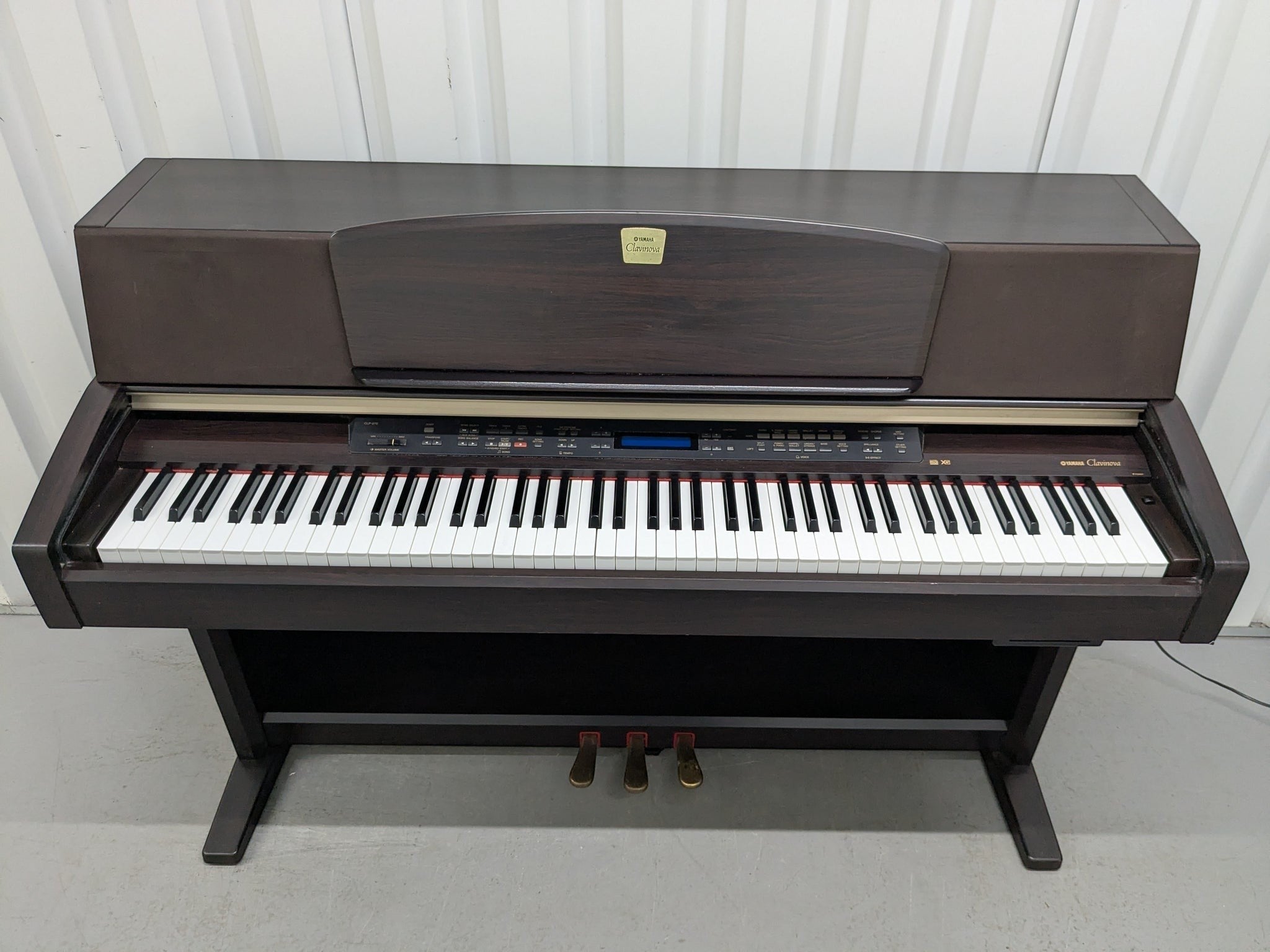 Đàn piano điện Yamaha CLP-970 màu gỗ nâu sang trọng tại TÂN NHẠC CỤ, thiết kế dáng tủ cổ điển với 88 phím búa GH.