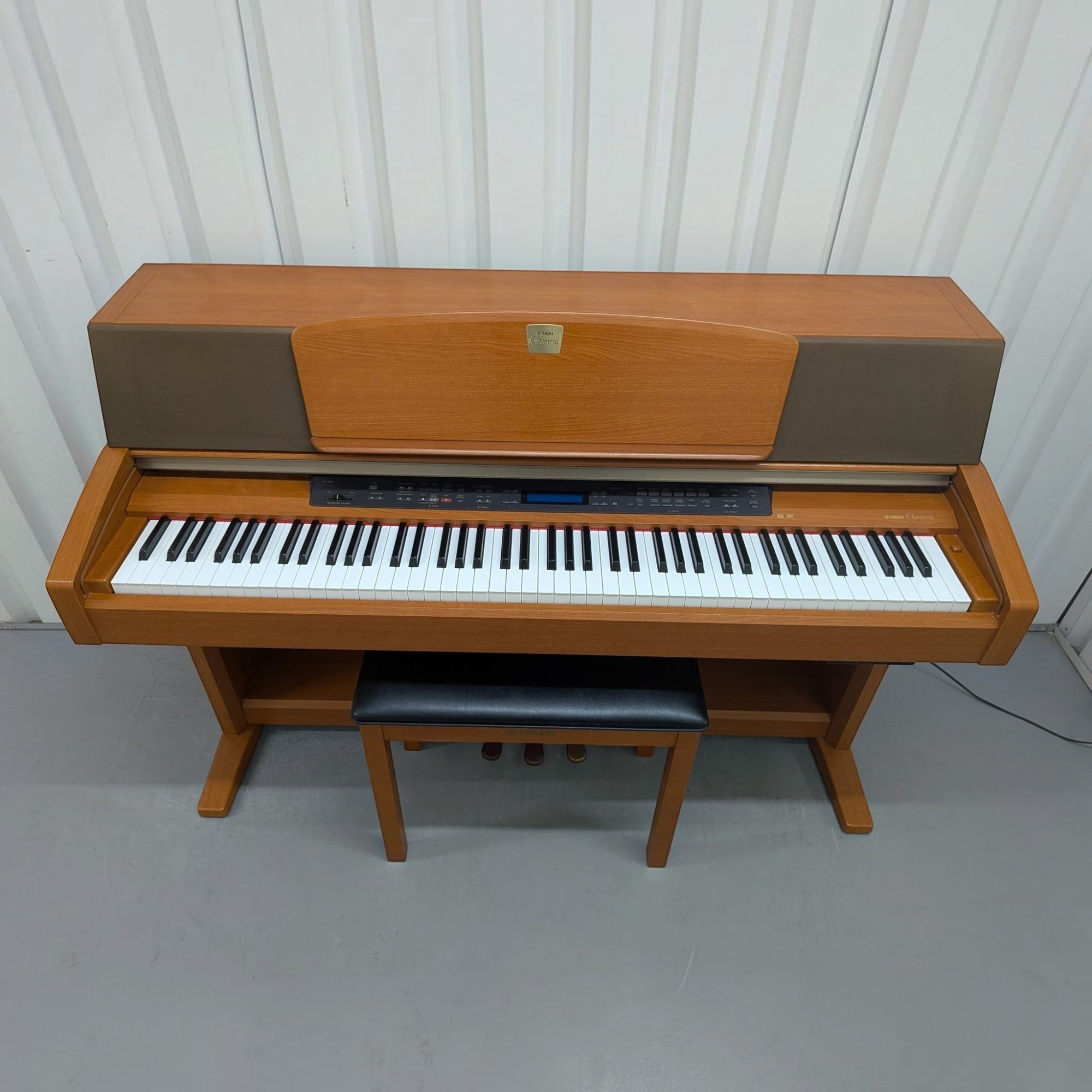 Đàn piano điện Yamaha CLP-970 màu gỗ tự nhiên tại Tân Nhạc Cụ với thiết kế dáng tủ sang trọng và bàn phím 88 phím.