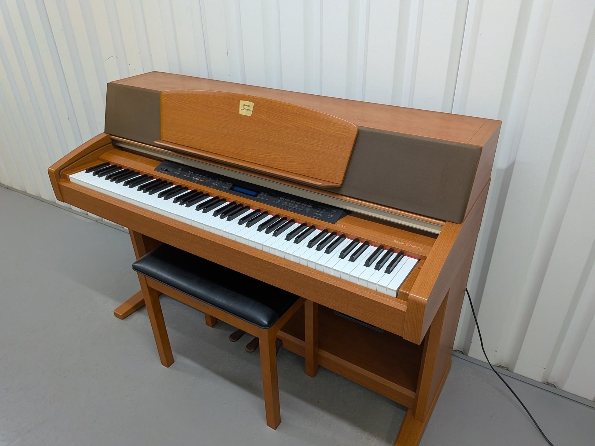 Đàn piano điện Yamaha CLP-970 màu gỗ tự nhiên tại Tân Nhạc Cụ với thiết kế dáng tủ sang trọng và bàn phím GH