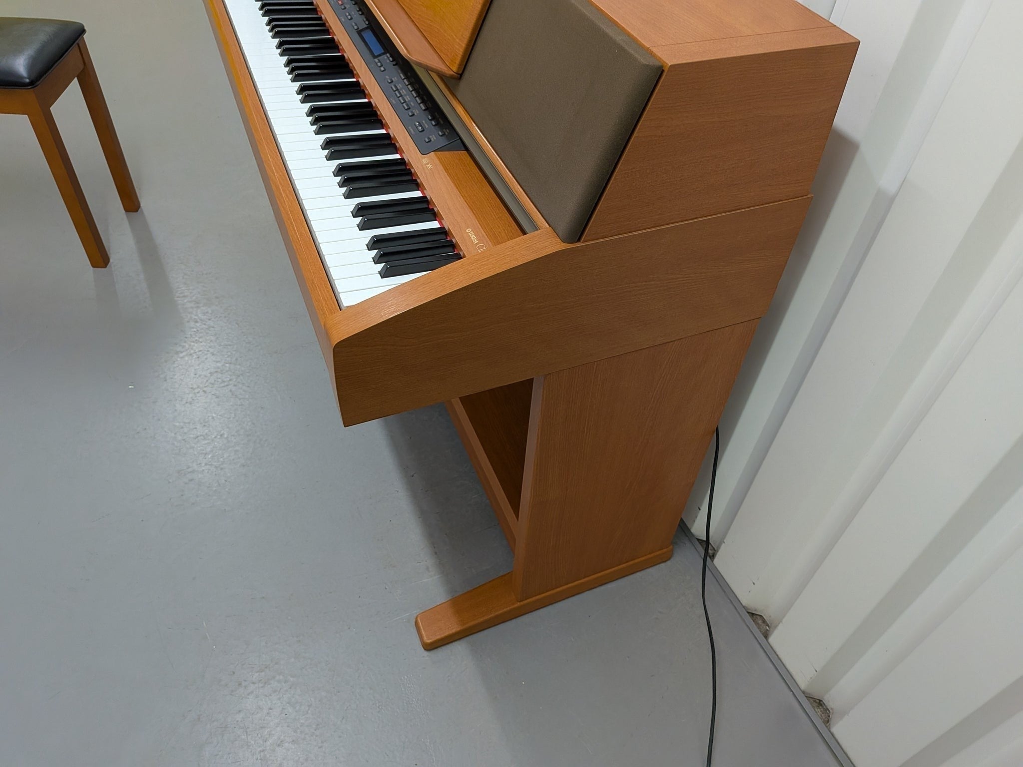 Đàn piano điện Yamaha CLP-970 màu gỗ tự nhiên tại cửa hàng TÂN NHẠC CỤ