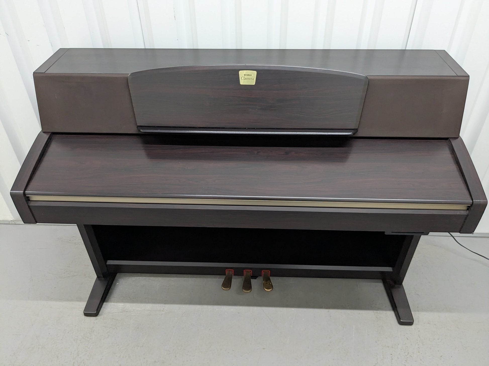 Đàn piano điện Yamaha CLP-970 màu gỗ tối sang trọng tại Tân Nhạc Cụ với thiết kế dáng tủ cổ điển